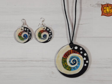 Conjunto collar y pendientes de madera