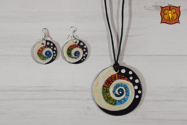 Conjunto collar y pendientes de madera