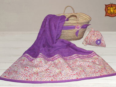 Conjunto toalla mediana + capazo mediano con cinturón + saquito de regalo